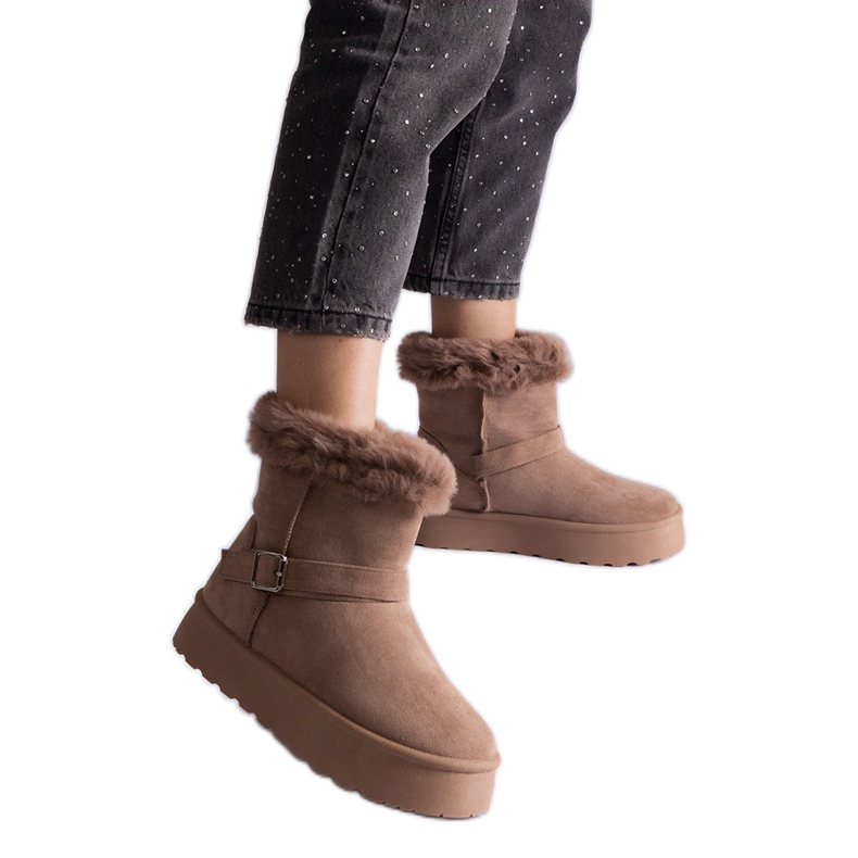 Cizme de zăpadă izolate maro decorate cu blană