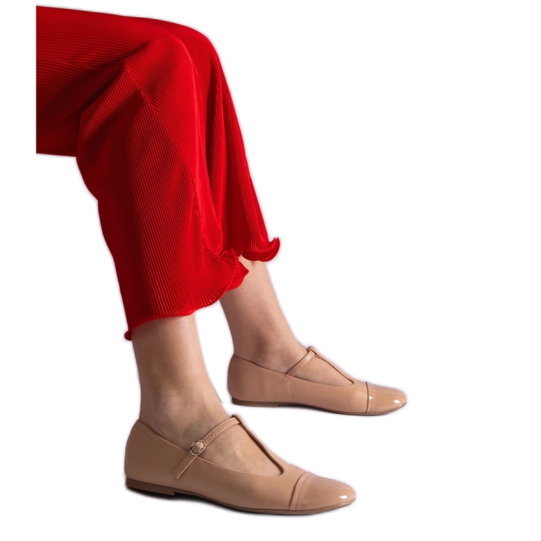 Balerini bej cu vârf lacuit, prinși cu cataramă Balerini bej cu vârf lacuit, prinși cu cataramă