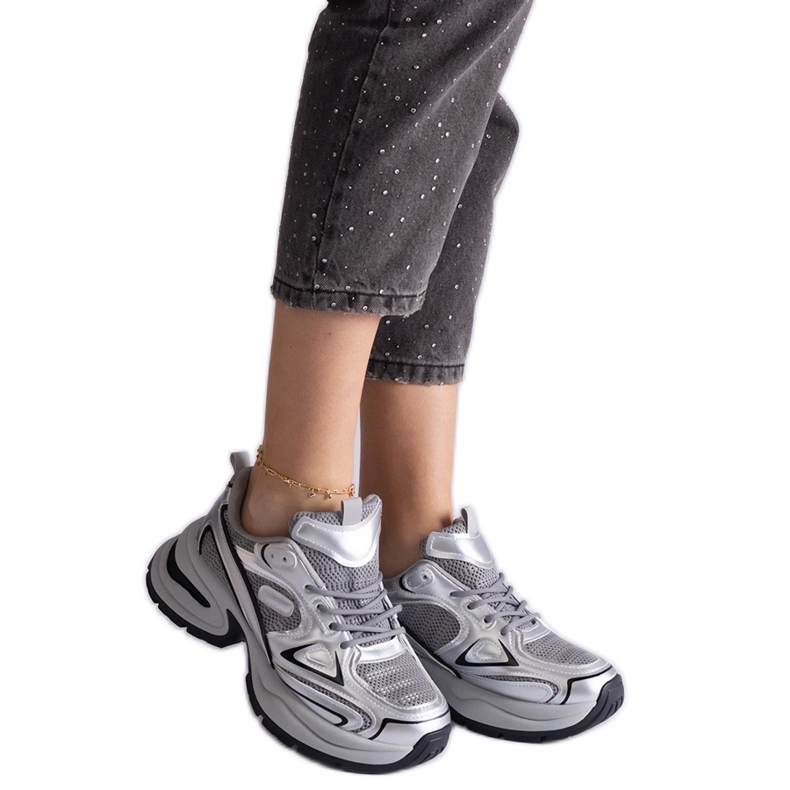 Adidași argintii cu talpă masivă