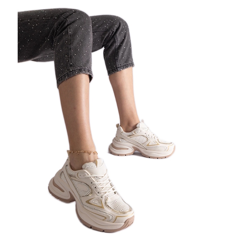 Adidași bej cu talpă masivă