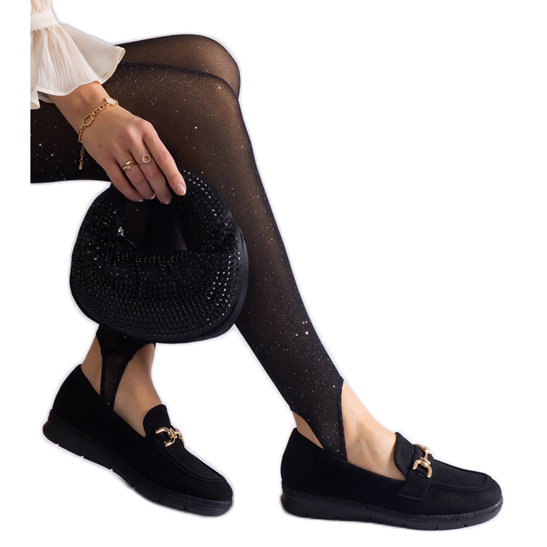 Mocasinele feminine negre cu piele de piele de căprioară cu un lanț negru