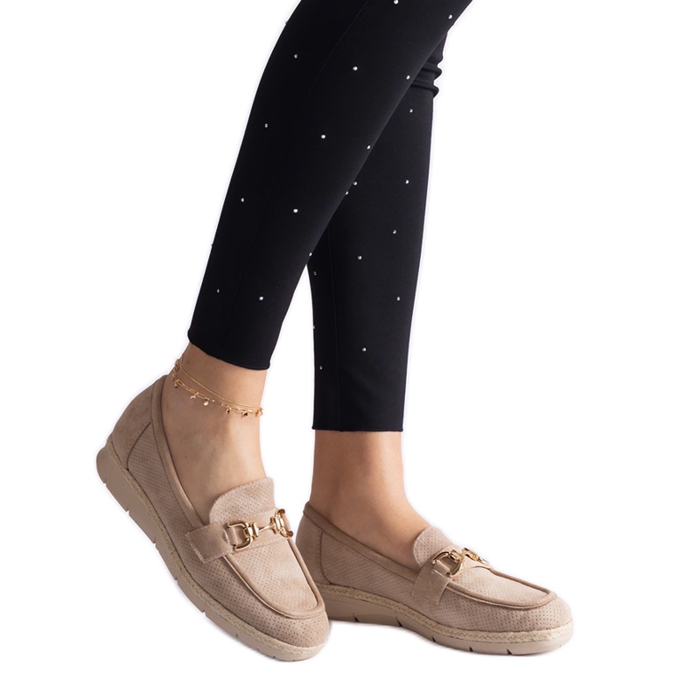 Mocasinele femeilor bej cu Eco Suede cu un lanț