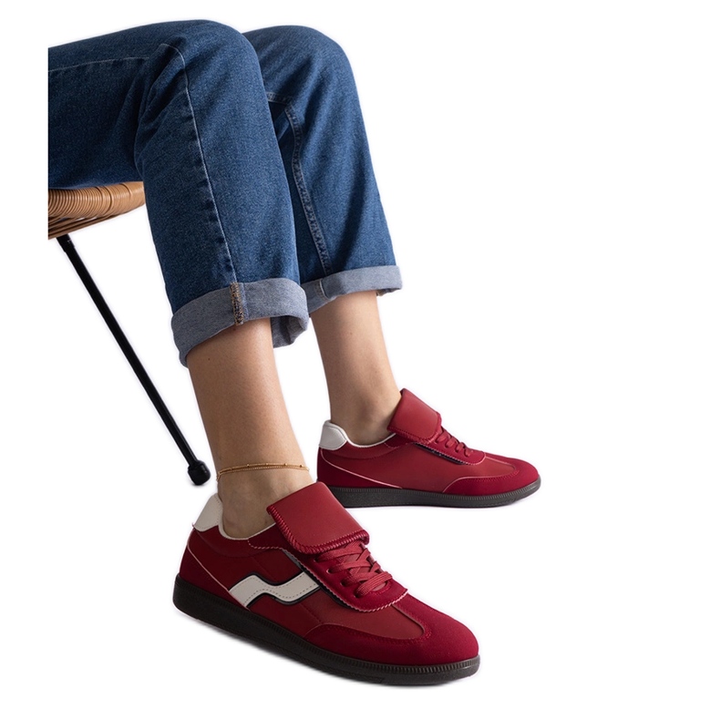 Adidași roșii cu șireturi roșu