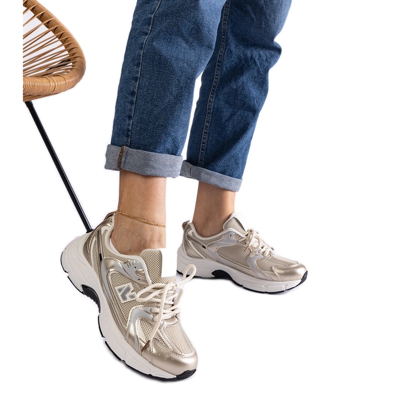 Adidasi sport clasici aurii de aur Adidasi sport clasici aurii de aur