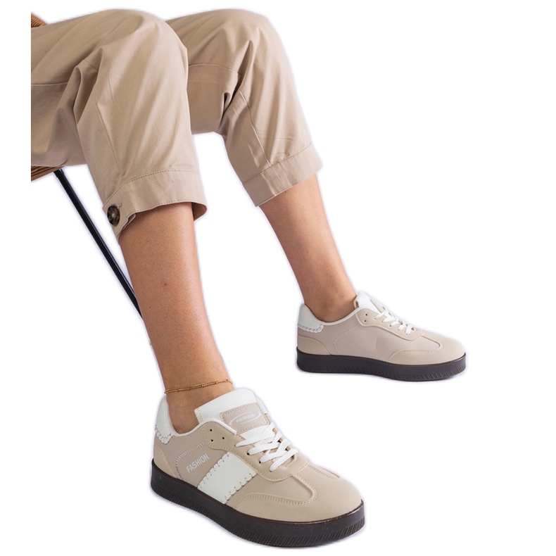 Adidași cu platformă bej cu cusături