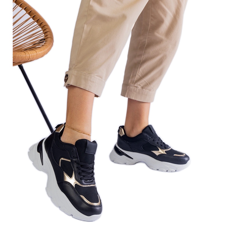 Tenisi negri pe o talpă masivă negru Tenisi negri pe o talpă masivă negru