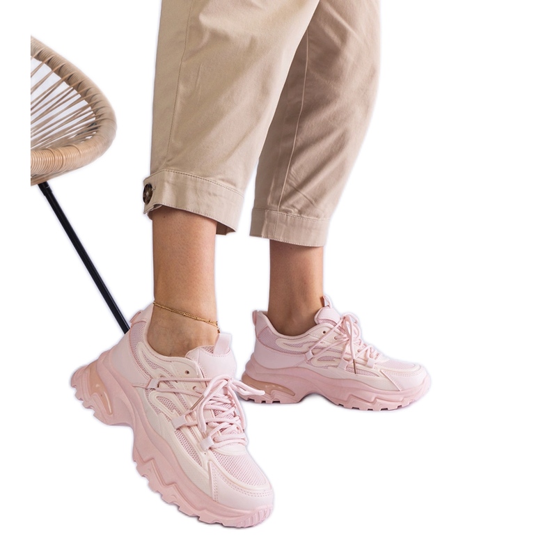 Adidași sportivi roz pe o talpă masivă Adidași sportivi roz pe o talpă masivă