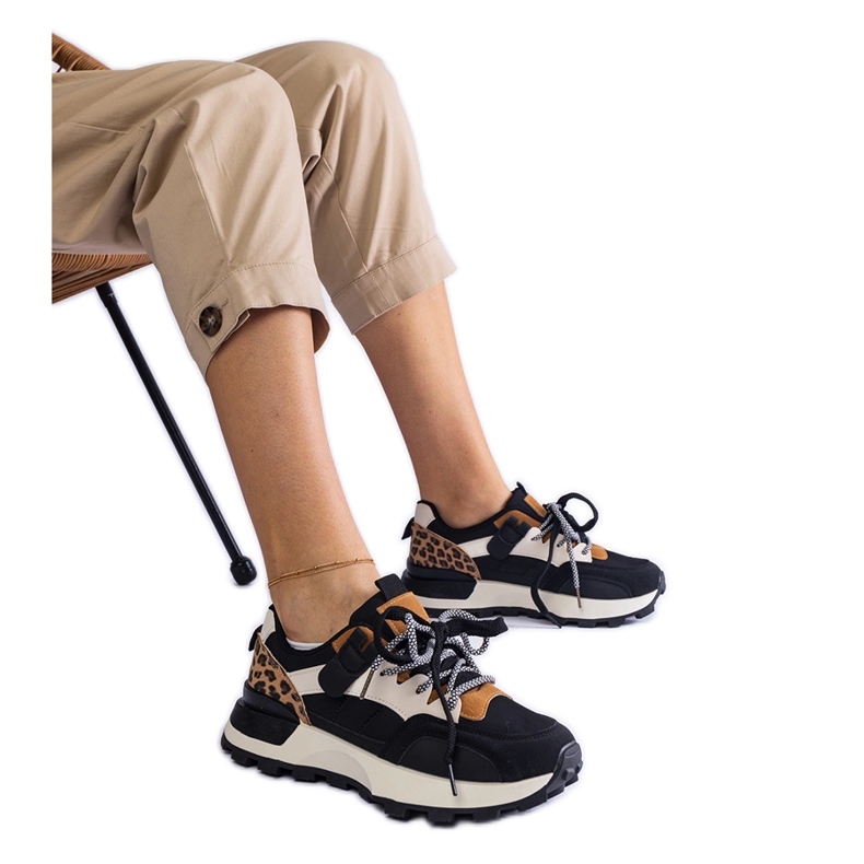 Adidași negri decorați cu un motiv de animale negru