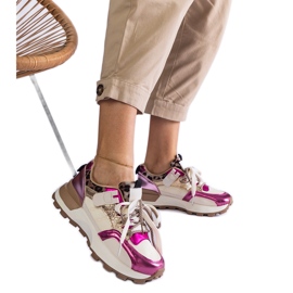 Adidași roz decorați cu un motiv de animale