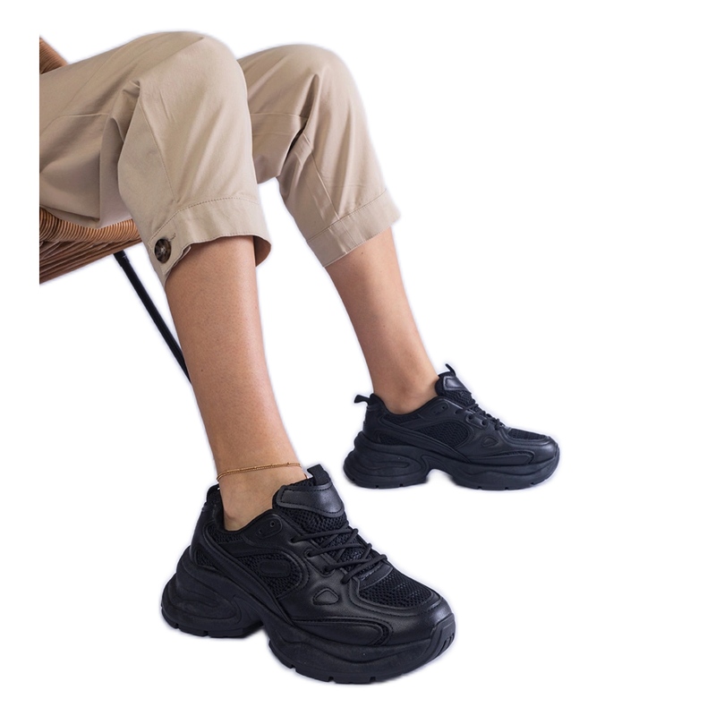 Tenisi negri pe o talpă masivă negru