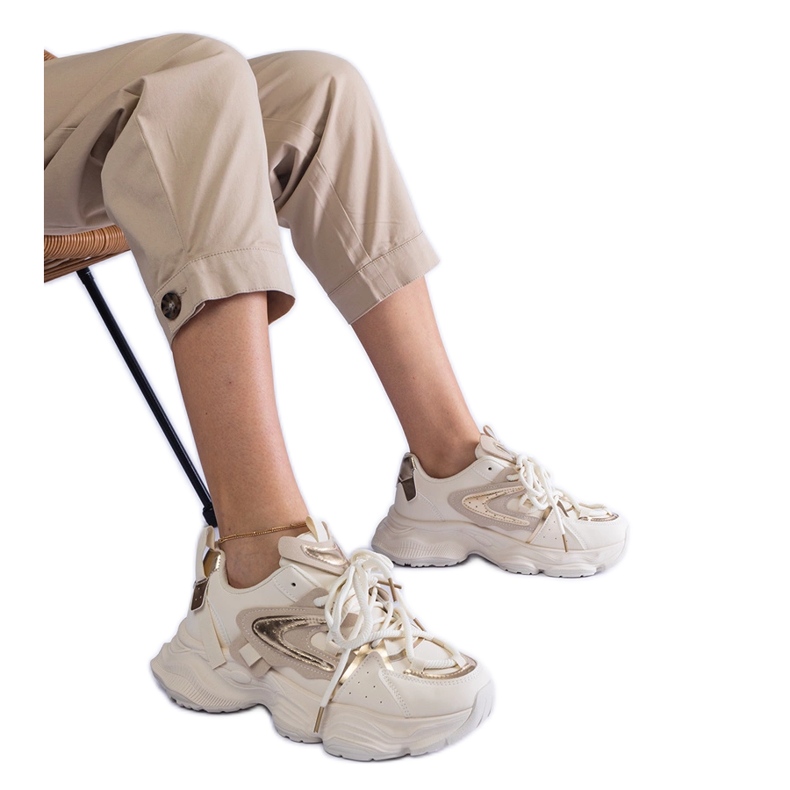 Adidași sport de damă bej cu talpă masivă Adidași sport de damă bej cu talpă masivă