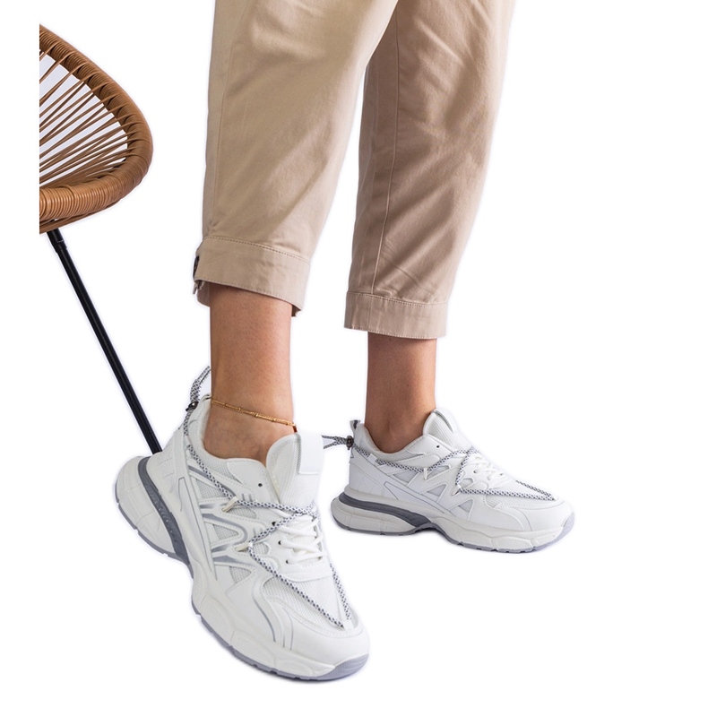 Adidașii pentru femei albe pe o talpă masivă