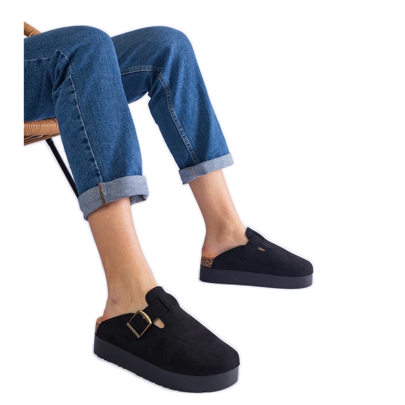 Papuci pentru femei negre pe platformă cu o cataramă negru