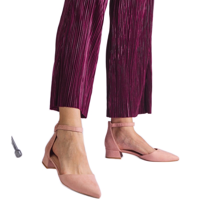 Sandale roz deschis pe un post scăzut Sandale roz deschis pe un post scăzut