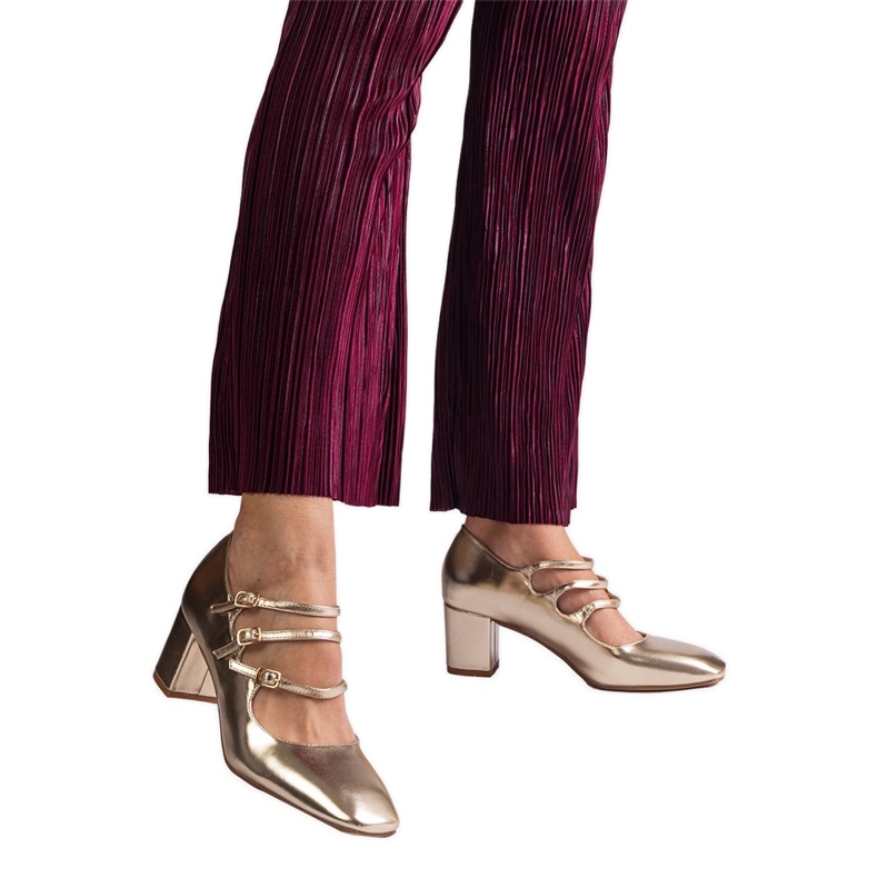 Pompe de aur pe post cu catarame decorative