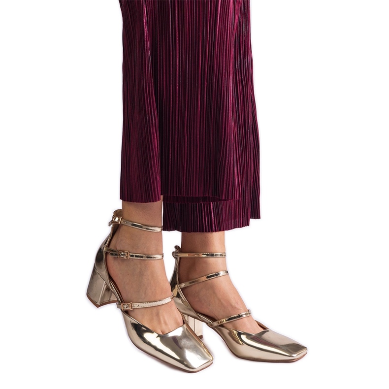 Pompele de aur lăsate pe un post cu catarame