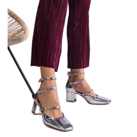 Pompe de argint variate pe un post cu catarame