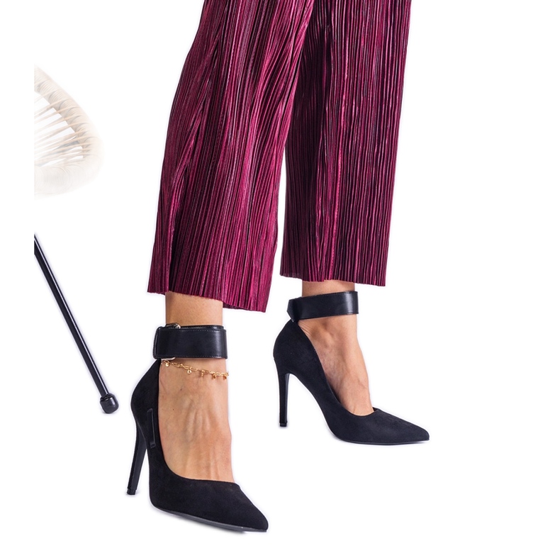 Pompe negre pe călcâiul din piele de căprioară negru