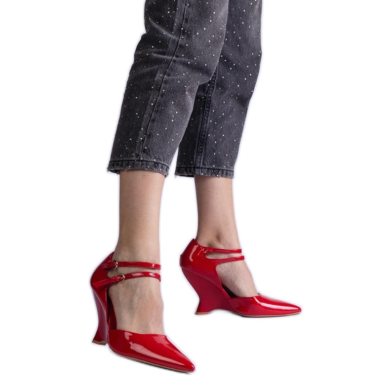 Pompe roșii patentate cu catarame roșu