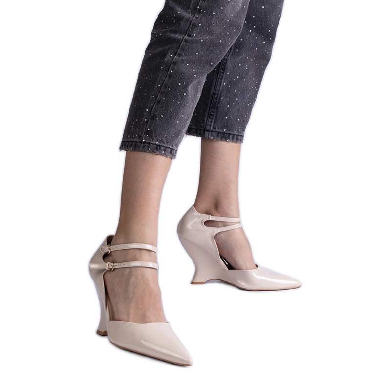 Pompe bej, lăcuite pe pană cu catarame