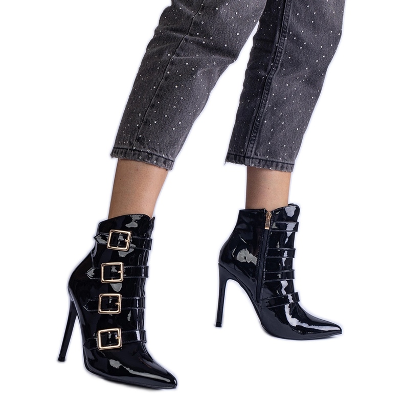 Cizme negre lăcuite pe un știft cu catarame negru