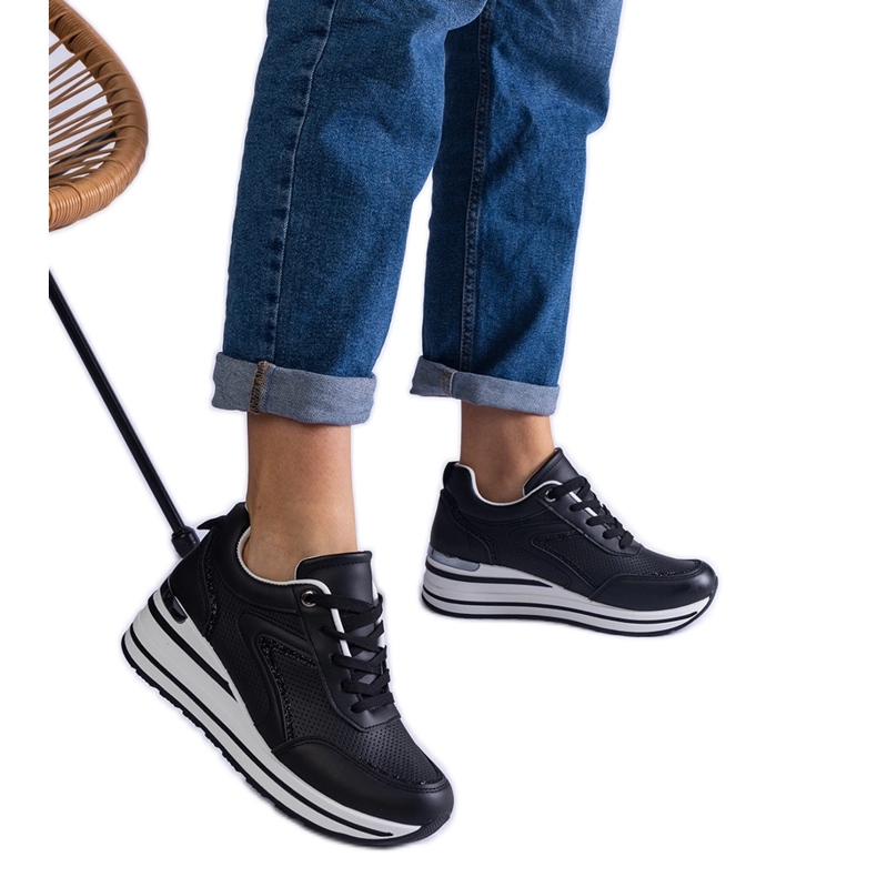 Adidași negri pe o platformă decorată cu sclipici și o inserție metalică negru