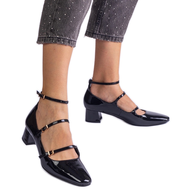 Pompele negre lăcuite cu o centură negru