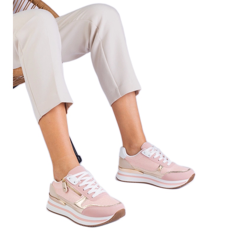 Adidași cu sport roz pe platformă cu o inserție de aur