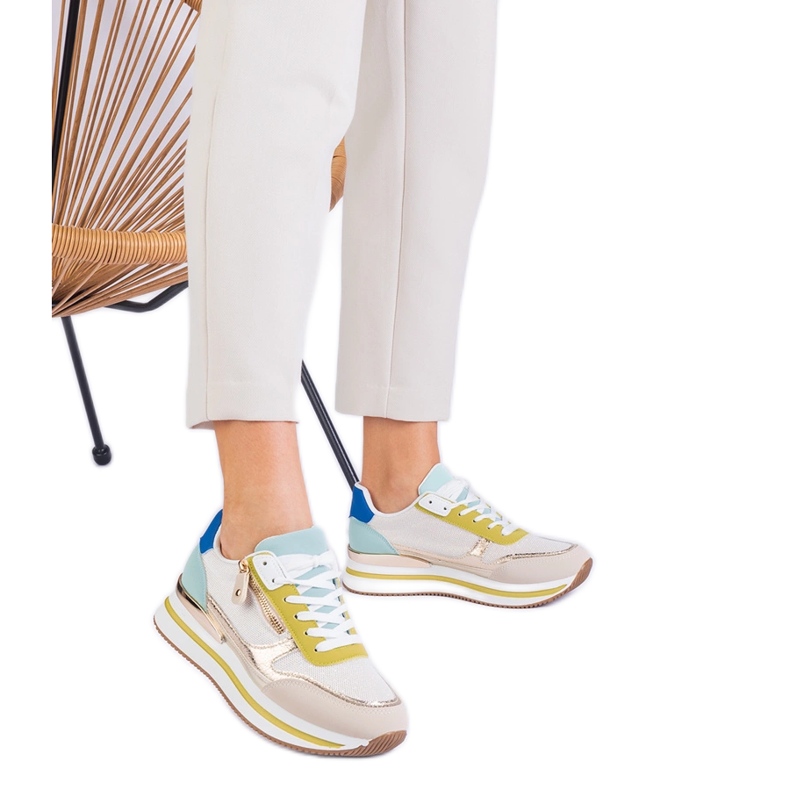 Adidași cu sport verde pe platformă cu o inserție de aur Adidași cu sport verde pe platformă cu o inserție de aur