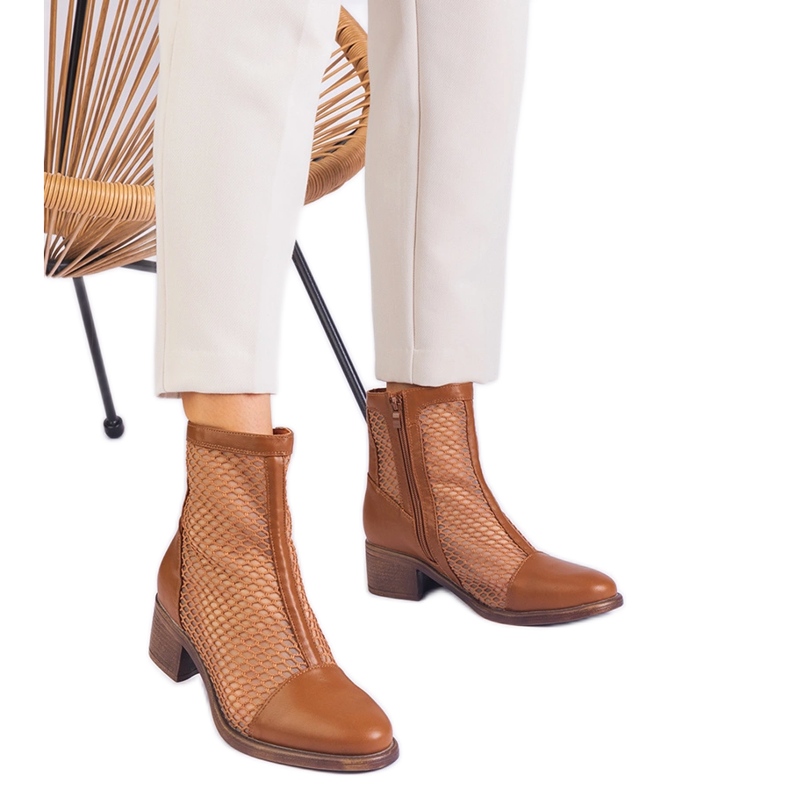 Cizme de plasă maro pe postare