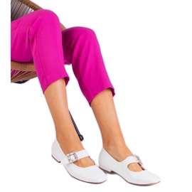 Balerine albe lăptate decorate cu o cataramă