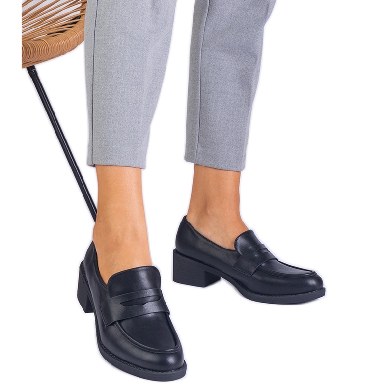 Pompe eco -eco -negre pe un post scăzut negru