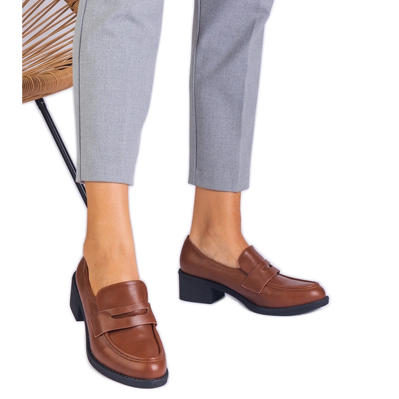 Pompe maro eco -lelere pe un post scăzut Pompe maro eco -lelere pe un post scăzut