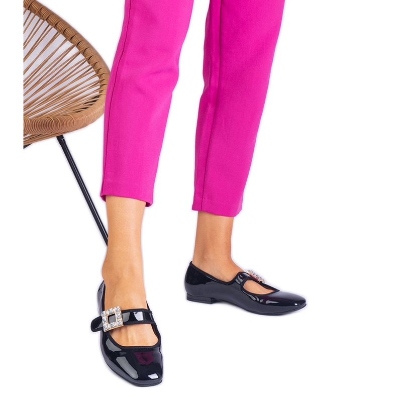 Balerine negre lăcuite decorate cu o cataramă negru