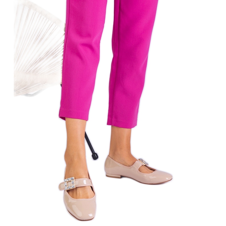 Balerinele Varnished Beige decorate cu o clemă bej