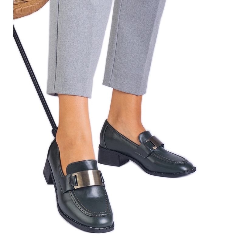 Pantofi verzi pe un post scăzut cu decor metalic verde Pantofi verzi pe un post scăzut cu decor metalic verde