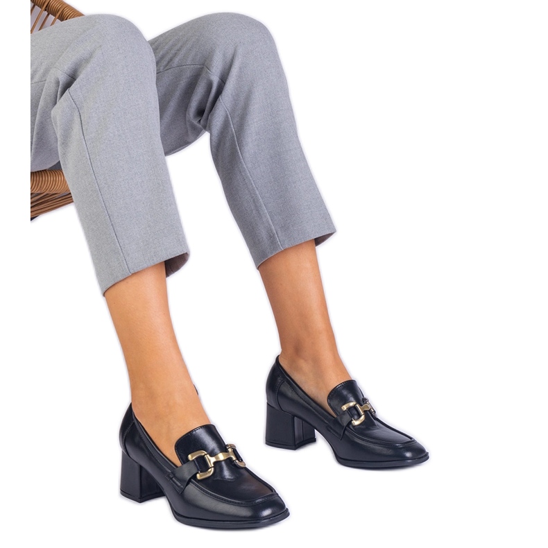 Pompe negre pe post cu o decorare metalică negru