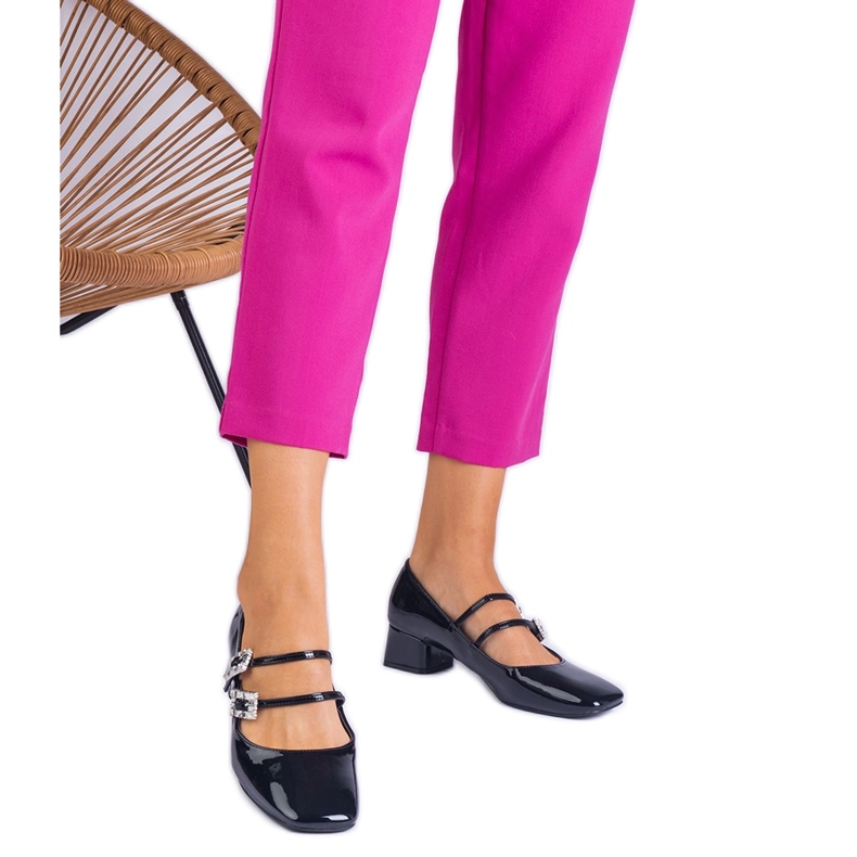 Pompele negre lăcuite cu o clemă cu zirconi negru