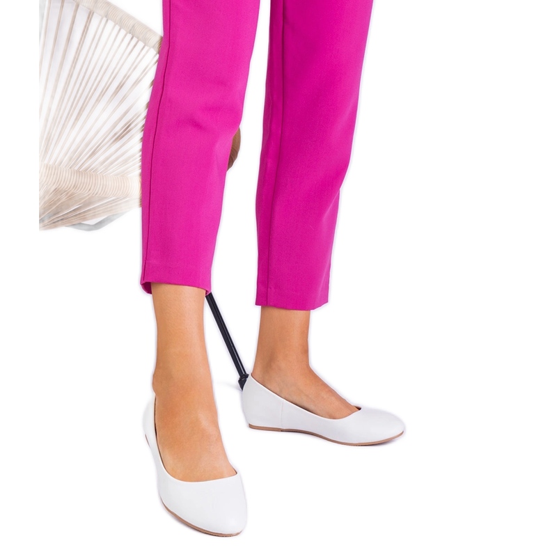 Balerine albe pe o pană ascunsă de Eco -Leather