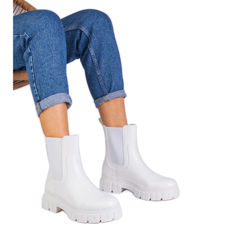 Cizme de gleznă albă cu o inserție flexibilă