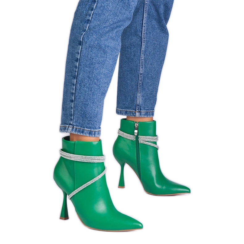 Cizme verzi pe un călcâi înalt decorat cu zirconi verde