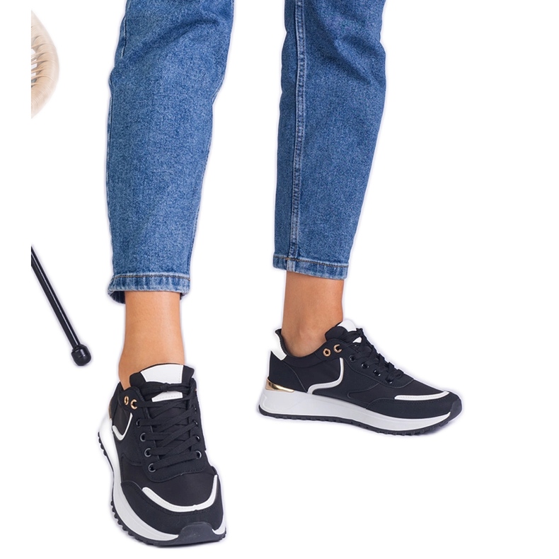 Adidașii pentru femei negre cu o inserție de aur negru Adidașii pentru femei negre cu o inserție de aur negru