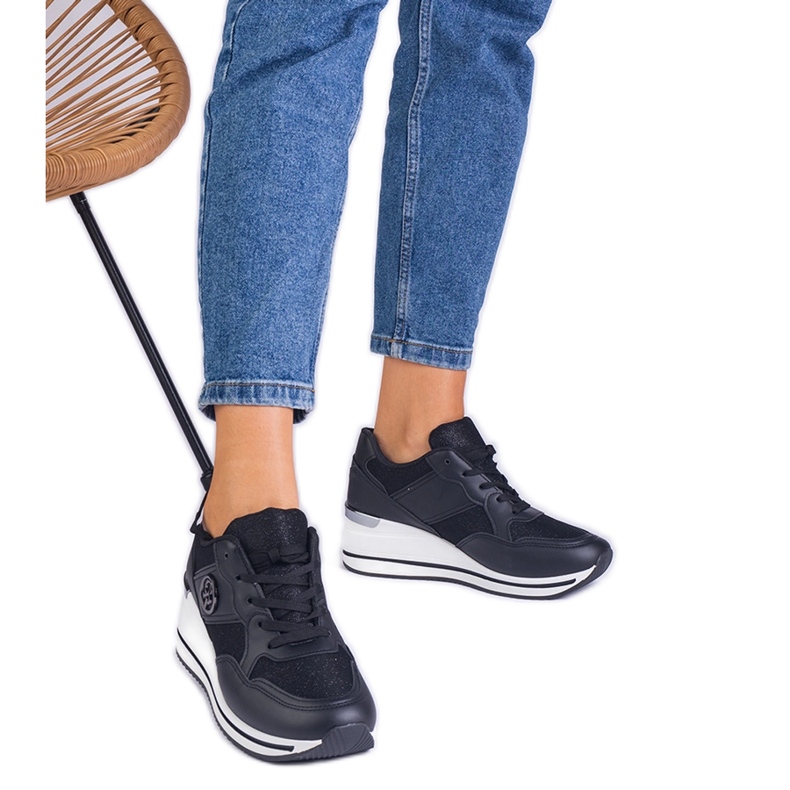 Adidatoarele de femei negre decorate cu o inserție metalică negru