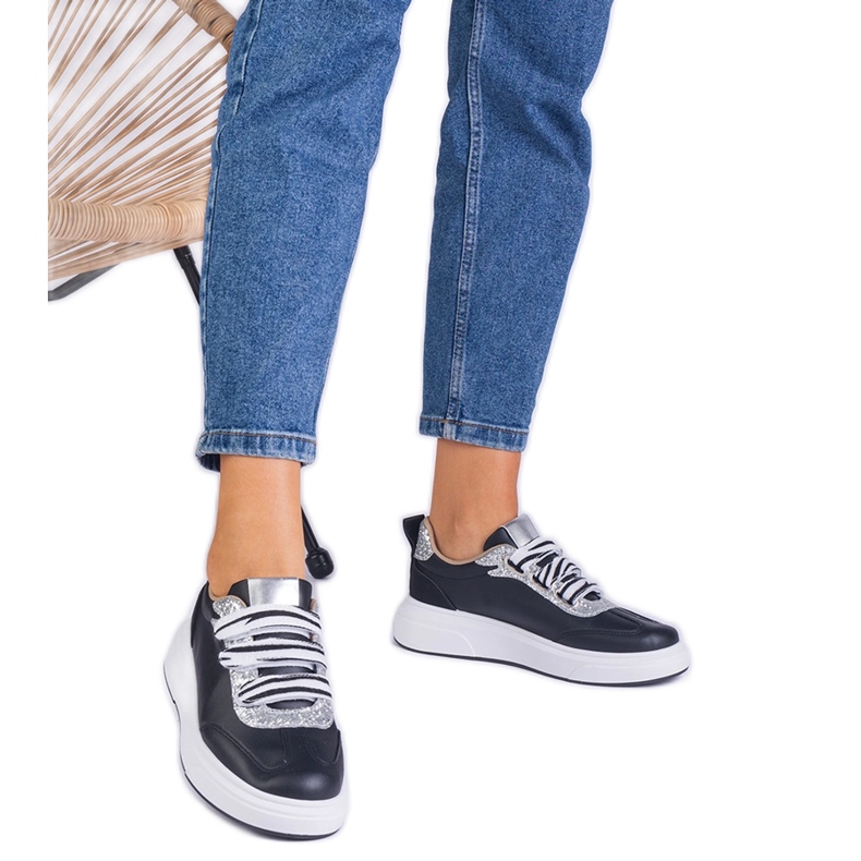 Adidatoarele de femei negre decorate cu sclipici negru