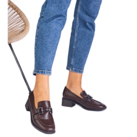 Pompe maro pe post cu o decorare metalică