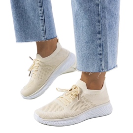 Adidasi sport bej ai lui Michael