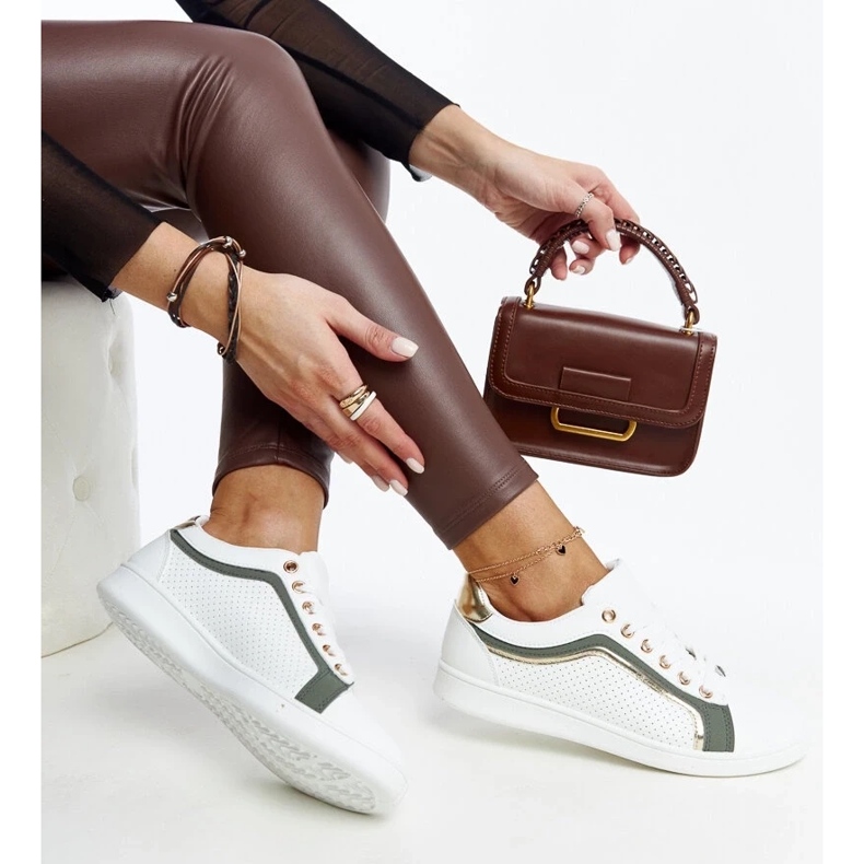 D/GMR Adidași albi și verzi pe platforma Amala D/GMR Adidași albi și verzi pe platforma Amala