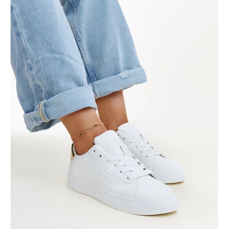 Tenisi Akila albi și aurii