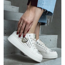 D/CEO Adidași bej decorați cu un plasture și inscripții pe platforma Etara