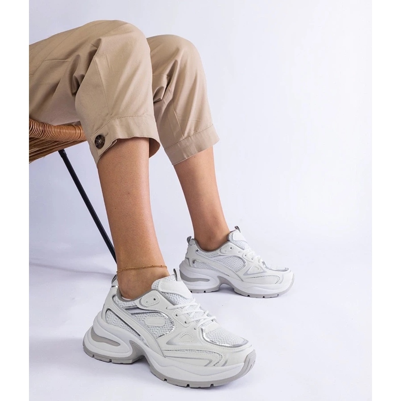 D/CEO Adidași albi pe masivul ADOMA